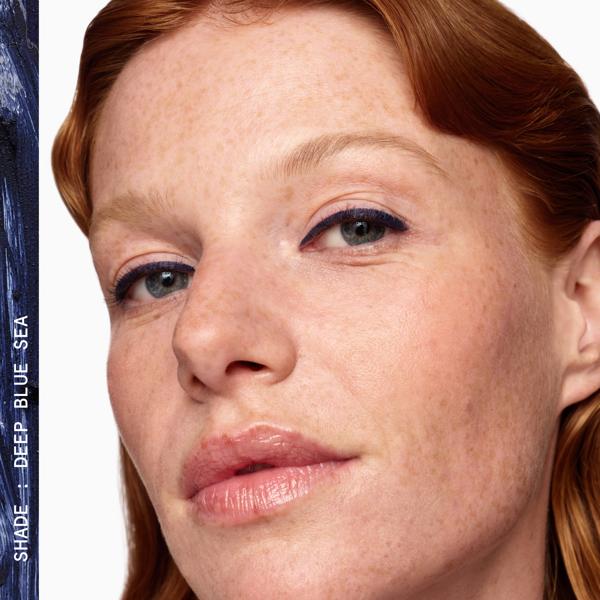 ULTRA_COLOUR_PRO_GEL_LINER_DEEP_BLUE_SEA_77851_PDP_ECOM_1X1_MODEL_106_2025_WEB