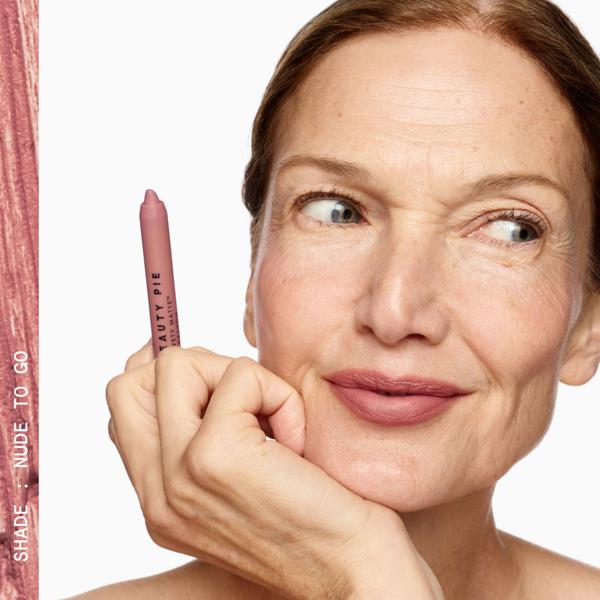 VELVETY_MATTE_LIP_CRAYON_NUDE_TO_GO_193003_PDP_MODEL_3_1X1_PACKSHOT_2025_WEB