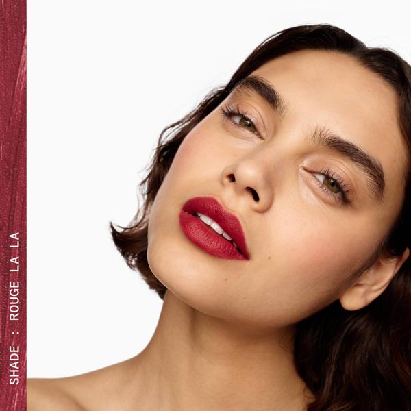 VELVETY_MATTE_LIP_CRAYON_ROUGE_LA_LA_193164_PDP_ECOM_1X1_MODEL4_2025_WEB