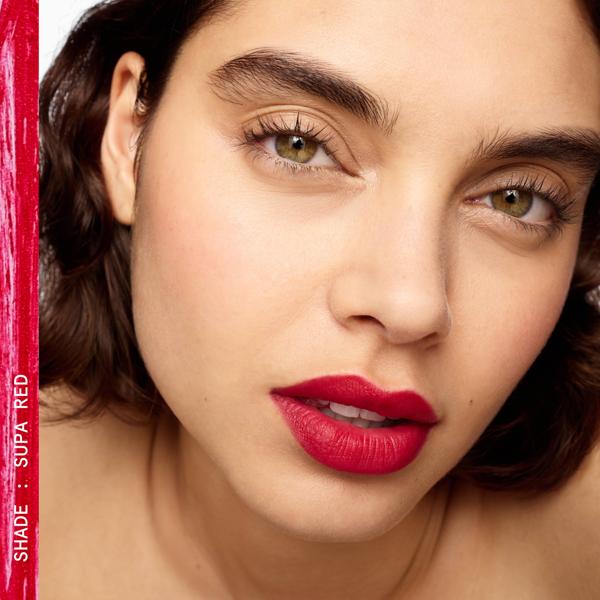 VELVETY_MATTE_LIP_CRAYON_SUPA_RED_70029_PDP_ECOM_1X1_MODEL3_2025_WEB