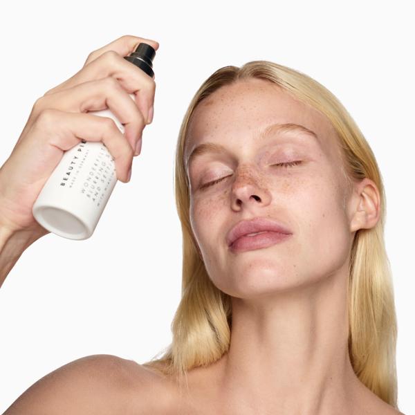 WONDERFILTER_BLURRING_SKIN_PRIMER_SETTING_SPRAY_71262_PDP_ECOM_1X1_MODEL_70_2025_WEB