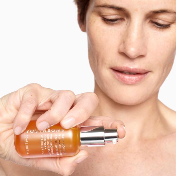 YB_360_DOUBLE_VITAMIN_RADIANCE_CONCENTRATE_61605_PDP_ECOM_1X1_MODEL_70_2025_WEB