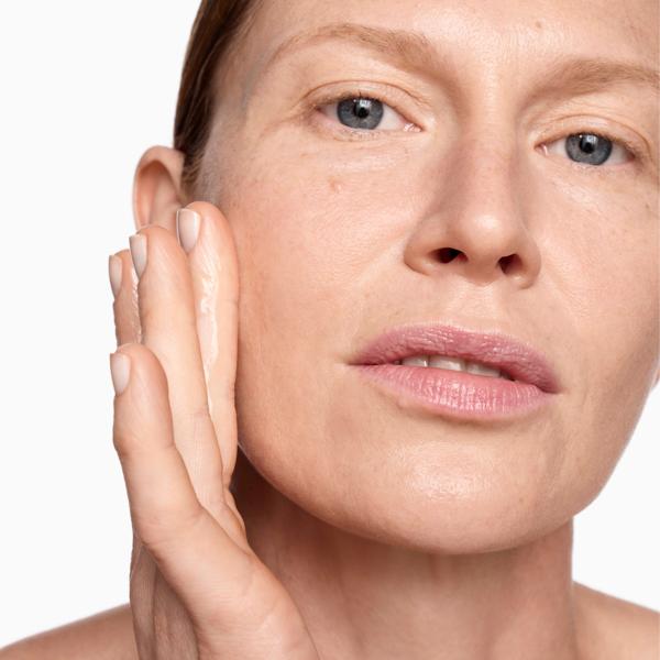 YB_360_DOUBLE_VITAMIN_RADIANCE_CONCENTRATE_61605_PDP_ECOM_1X1_MODEL_71_2025_WEB