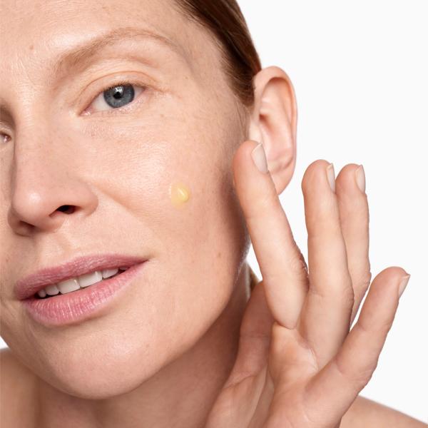 YB_DOUBLE_RETINOL_ACTION_SKIN_OVERHAUL_SERUM__197254_PDP_ECOM_1X1_MODEL_62_2025_WEB-1