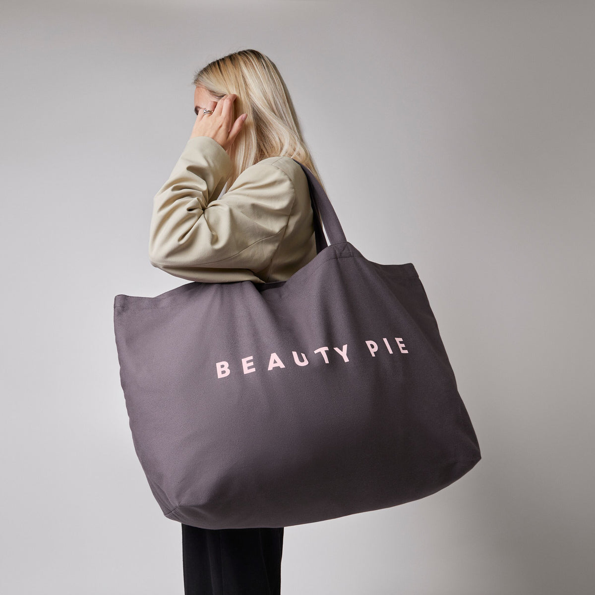 charcoal_tote_bag_XL_60066_CSL_model_1_WEB