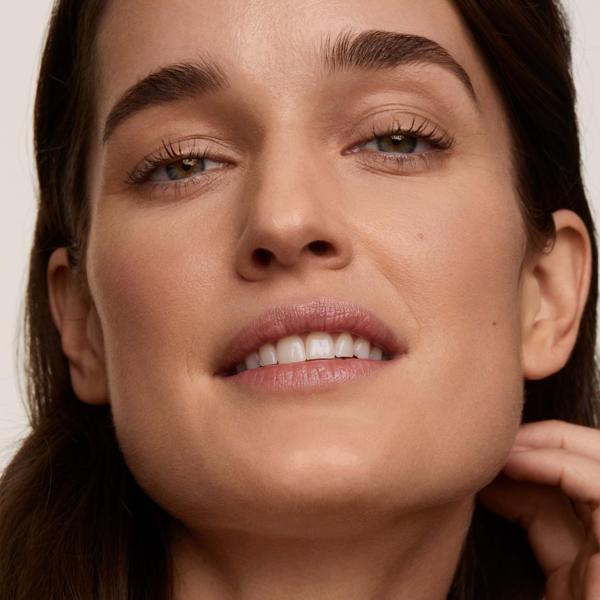 everyday_great_skin_foundation_200_buttermilky_960016_kate_CSL_model_1