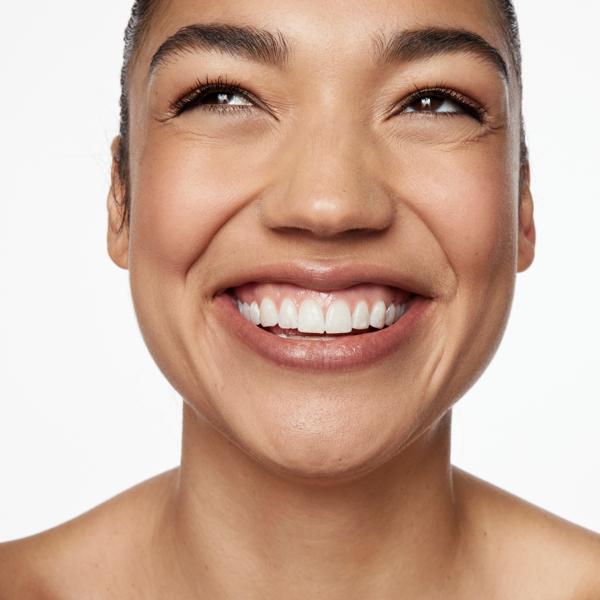 everyday_great_skin_foundation_300_beige_960023_CSL_model_1_WEB