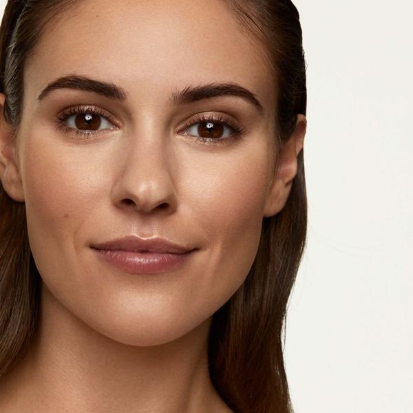 everyday_great_skin_foundation_300_beige_960023_meg_CSL_model_1