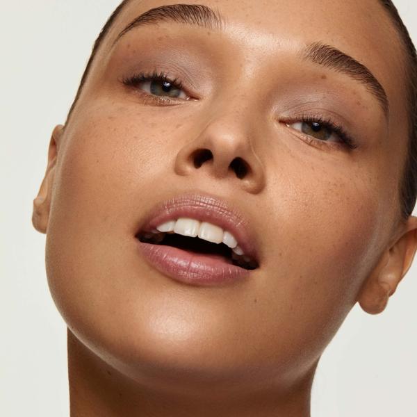 everyday_great_skin_foundation_400_buff_960030_lauren_CSL_model_1