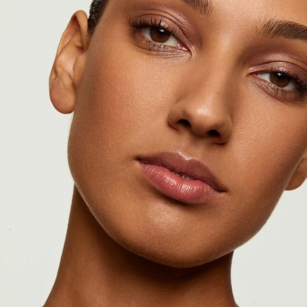 everyday_great_skin_foundation_550_biscuit_193119_lauren_CSL_model_1