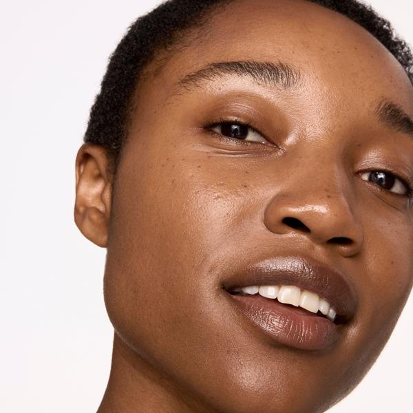 luminous_mineral_skin_tint_spf_40_deep_194475_CSL_model_1_WEB
