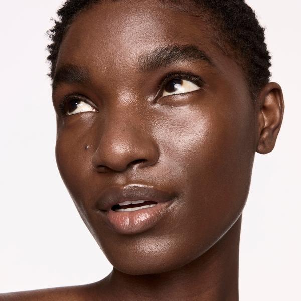 luminous_mineral_skin_tint_spf_40_deep_dark_194482_CSL_model_1_WEB