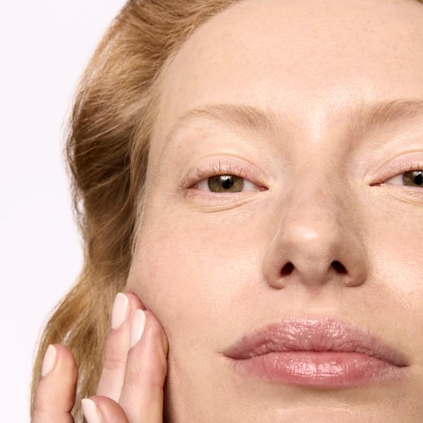 luminous_mineral_skin_tint_spf_40_fair_194413_CSL_model_2_WEB