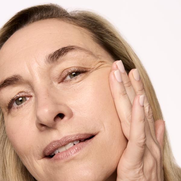 luminous_mineral_skin_tint_spf_40_light_194420_CSL_model_1_WEB
