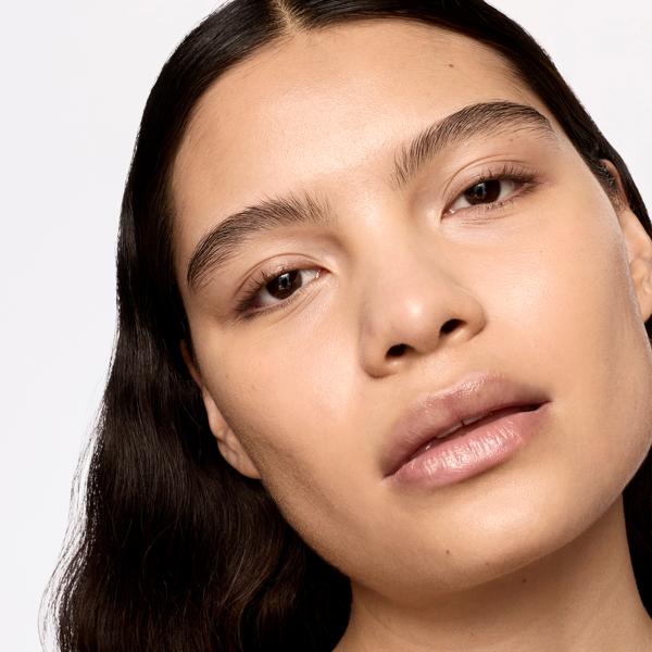 luminous_mineral_skin_tint_spf_40_light_medium_194444_CSL_model_1_WEB