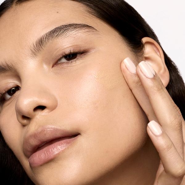 luminous_mineral_skin_tint_spf_40_light_medium_194444_CSL_model_2_WEB