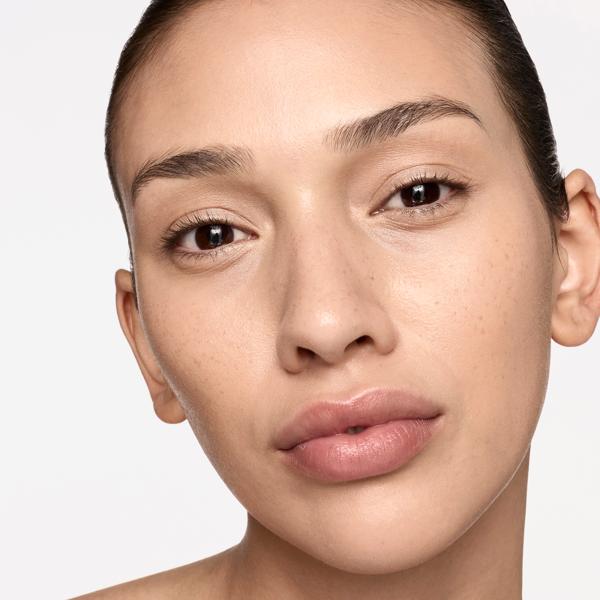 luminous_mineral_skin_tint_spf_40_light_warm_194437_CSL_model_1_WEB