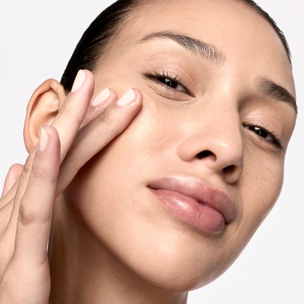 luminous_mineral_skin_tint_spf_40_light_warm_194437_CSL_model_2_WEB
