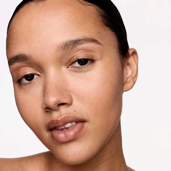 luminous_mineral_skin_tint_spf_40_medium_194451_CSL_model_1_WEB