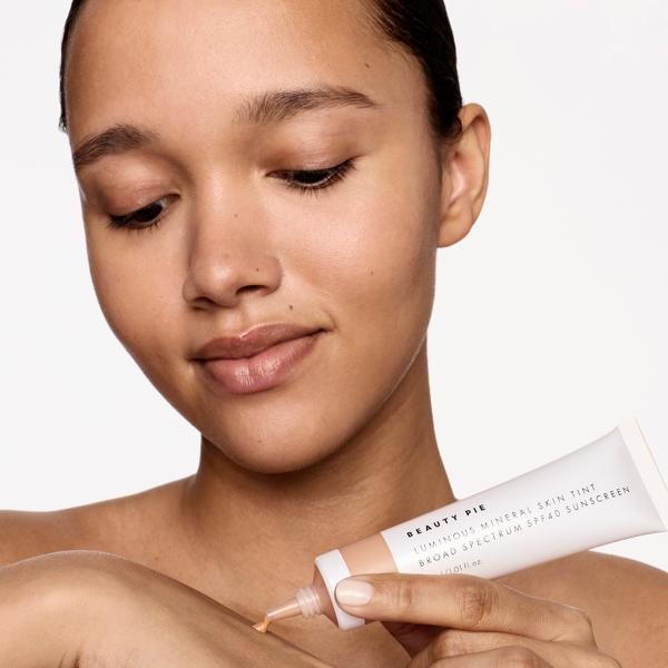 luminous_mineral_skin_tint_spf_40_medium_194451_CSL_model_2_WEB