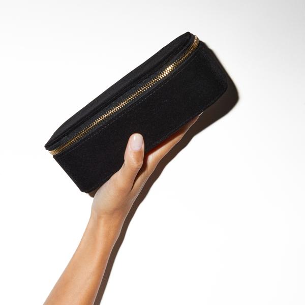 pati_black_velvet_red_carpet_case_199876_CSL_handmodel_WEB