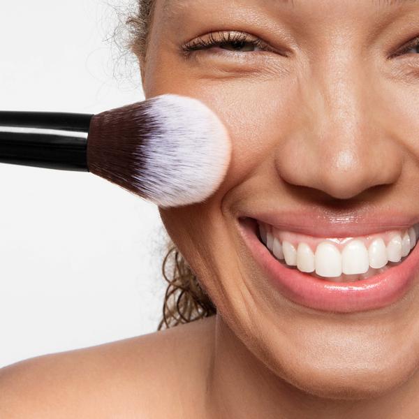 regular_all_over_face_powder_brush_1016975_model_WEB_1