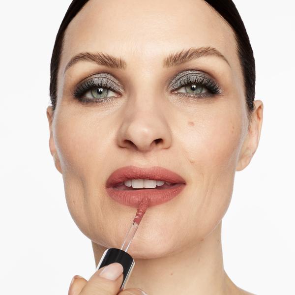 sam_chapman_wondercolour_soft_matte_liquid_lipstick_jude_72450_CSL_model_1_WEB