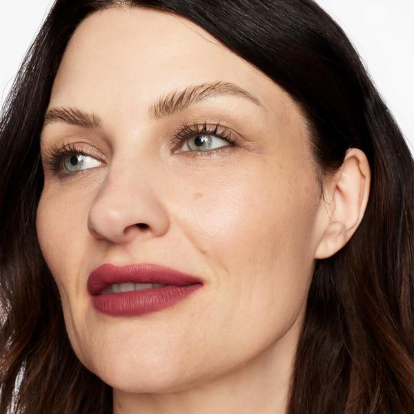 sam_chapman_wondercolour_soft_matte_liquid_lipstick_rosa_78476_CSL_model_1_WEB