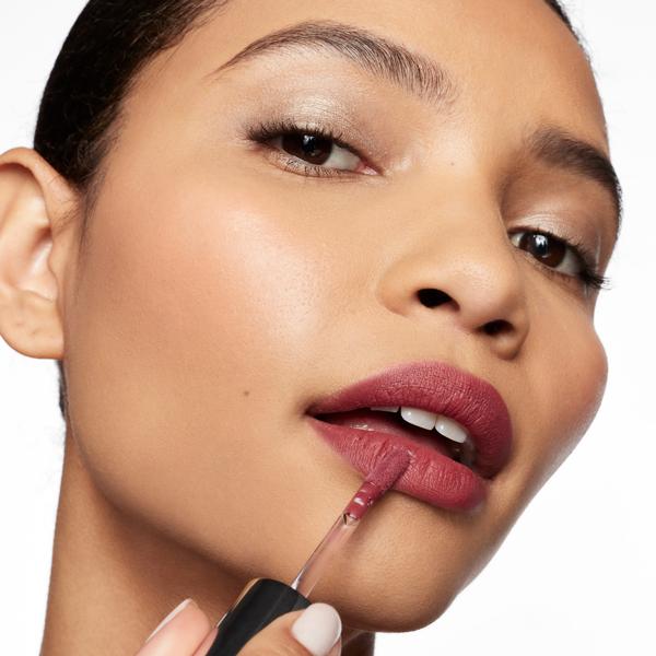 sam_chapman_wondercolour_soft_matte_liquid_lipstick_rosa_78476_CSL_model_2_WEB