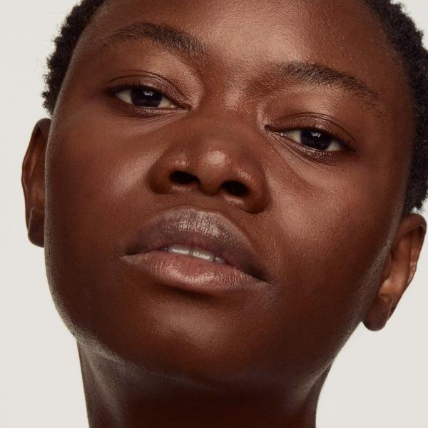 sheer_tinted_moisturiser_deep_dark_1012359_model_omoh_1