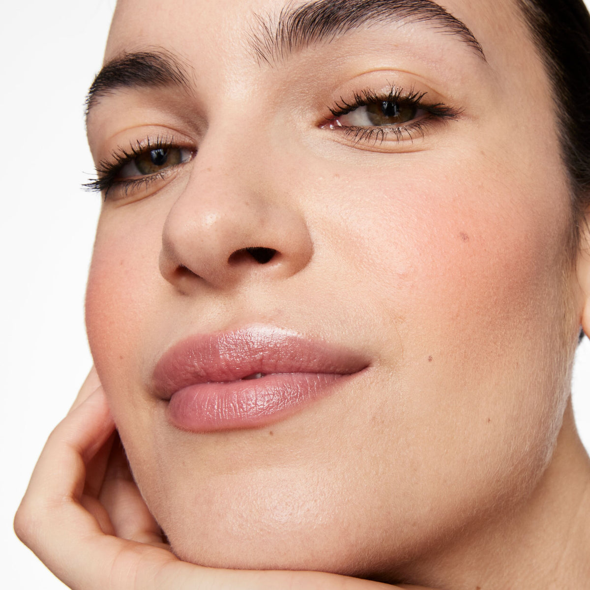shine_up_colour_lip_balm_baby_bare_195922_CSL_model_3_WEB