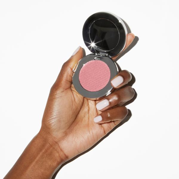 supercheek_vitamin_powder_blush_currant_mood_71040_CSL_handmodel_1_WEB