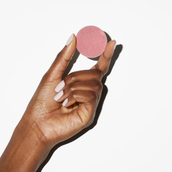 supercheek_vitamin_powder_blush_currant_mood_71040_CSL_handmodel_2_WEB