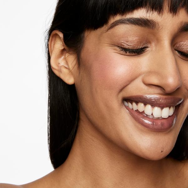 supercheek_vitamin_powder_blush_currant_mood_71040_CSL_model_2_WEB