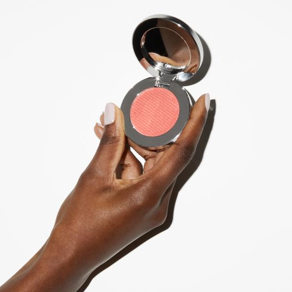 supercheek_vitamin_powder_blush_la_peche_71026_CSL_handmodel_1_WEB
