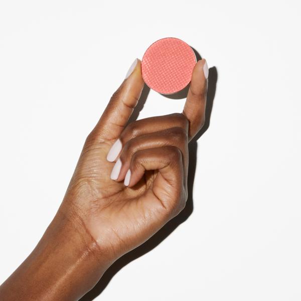 supercheek_vitamin_powder_blush_la_peche_71026_CSL_handmodel_2_WEB