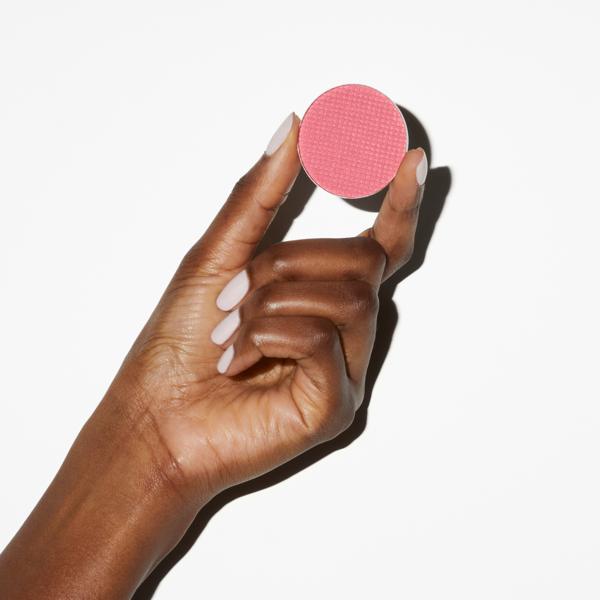 supercheek_vitamin_powder_blush_once_upon_a_pink_71033_CSL_handmodel_2_WEB