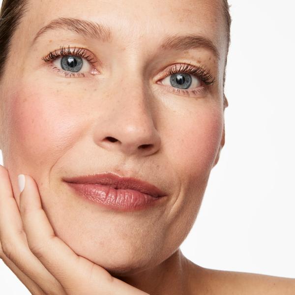 supercheek_vitamin_powder_blush_once_upon_a_pink_71033_CSL_model_1_WEB