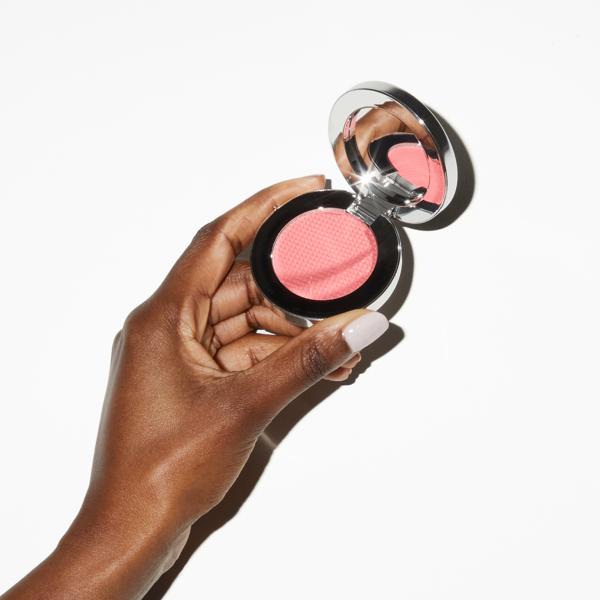 supercheek_vitamin_powder_blush_parisienne_196356_CSL_handmodel_1_WEB