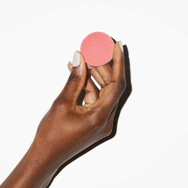 supercheek_vitamin_powder_blush_parisienne_196356_CSL_handmodel_2_WEB