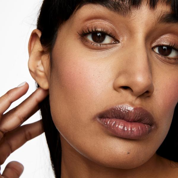 supercheek_vitamin_powder_blush_parisienne_196356_CSL_model_2_WEB