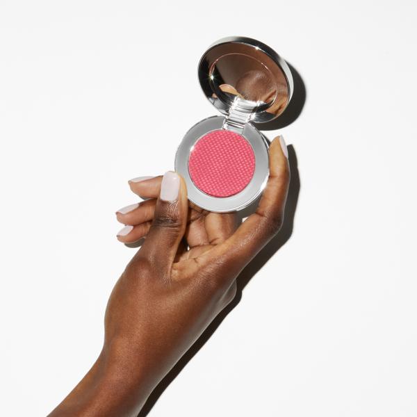 supercheek_vitamin_powder_blush_roses_71064_CSL_handmodel_1_WEB