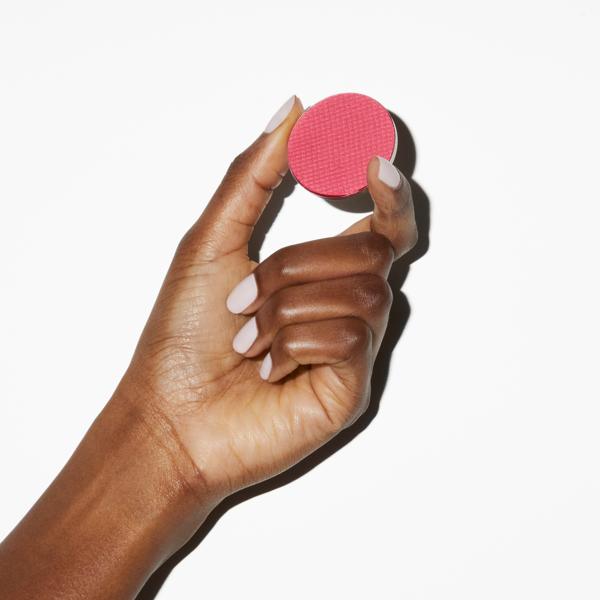 supercheek_vitamin_powder_blush_roses_71064_CSL_handmodel_2_WEB