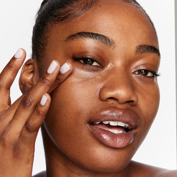 superluminous_serum_concealer_deep_70883_CSL_model_athena_1_WEB