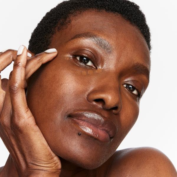 superluminous_serum_concealer_deep_dark_70890_CSL_model_amma_1_WEB