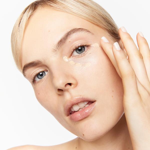 superluminous_serum_concealer_fair_194512_CSL_model_connie_1_WEB