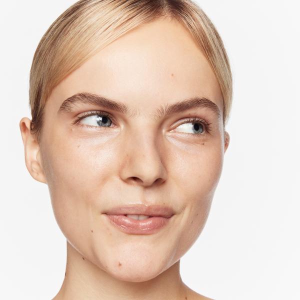 superluminous_serum_concealer_fair_194512_CSL_model_connie_2_WEB