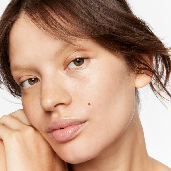 superluminous_serum_concealer_light_194529_CSL_model_barbara_2_WEB