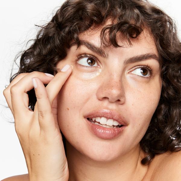 superluminous_serum_concealer_light_medium_70852_CSL_model_lucy_1_WEB