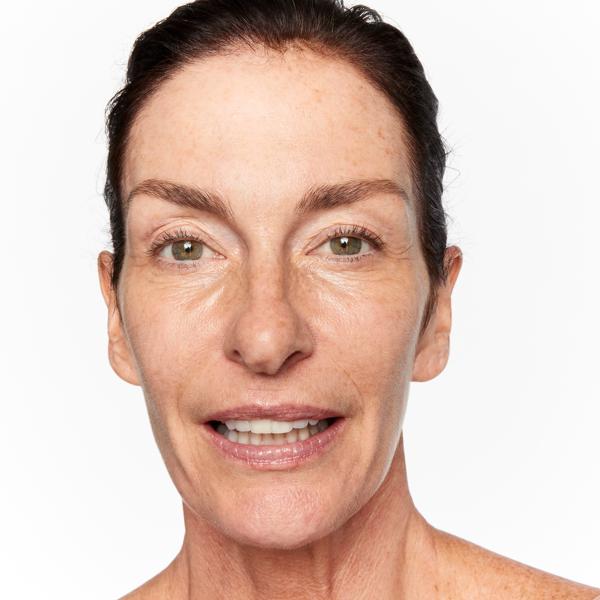 superluminous_serum_concealer_medium_70869_CSL_model_jo_2_WEB